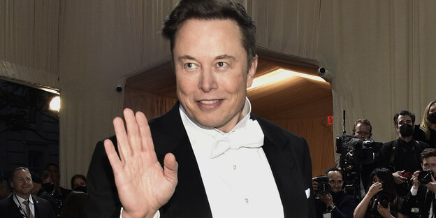 Elon Musk grüßt im Smoking