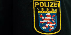 Das Wappen der hessischen Polizei auf schwarzem Grund