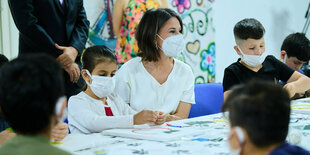 Außenministerin Annalena Baerbock sitzt mit Kindern an einem Tisch in einem Geflüchtetenzentrum in Ankara