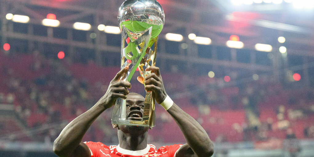 Mané jubelt mit dem Pokal.