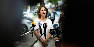 Annalena Baerbock hält ein Pressestatement in Ankara