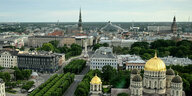 Blick über Riga mit dem Kirchturm der St. Petrikirche (im Hintergrund, l) und der Christi-Geburt-Kathedrale (vorne, r)