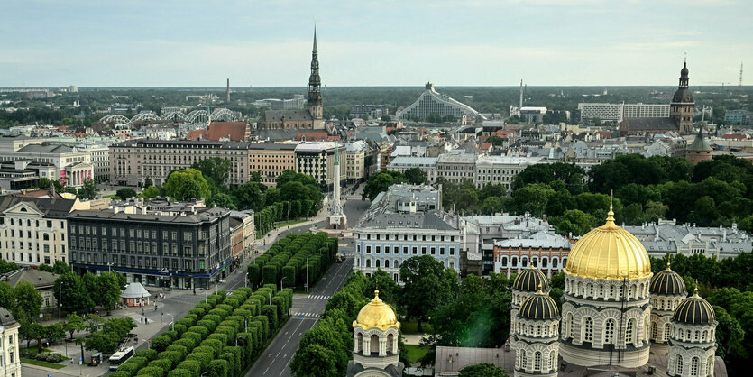 Blick über Riga mit dem Kirchturm der St. Petrikirche (im Hintergrund, l) und der Christi-Geburt-Kathedrale (vorne, r)