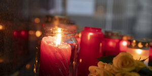 Kerzen zum Gedenken an eine verstorbene Person.