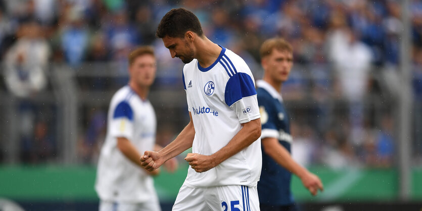 Schalkes Marcin Kaminski jubelt über sein Tor zum 0:5 gegen den Bremer SV.