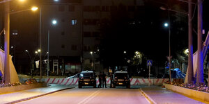 Eine Straßensperre mit zwei Polizeiwagen