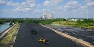 Blick über Kohlehalden auf das Kohlekraftwerk Mehrum