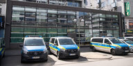 Polizeiautos vor einem Gebäude