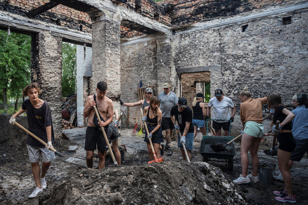 Eine Gruppe von Personen arbeitet in einem zerstörten Haus.