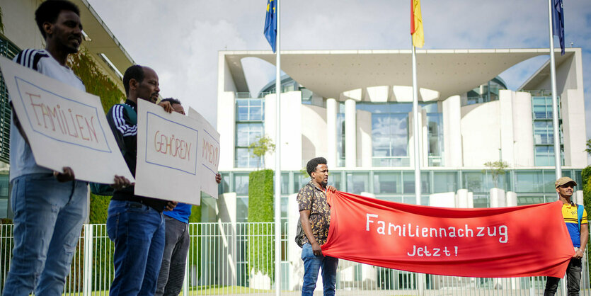 Protestaktion vor dem Bundeskanzleramt.