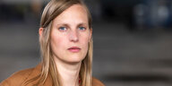 blonde Frau in hellbrauner Jacke: die Künstlerin Annika Kahrs