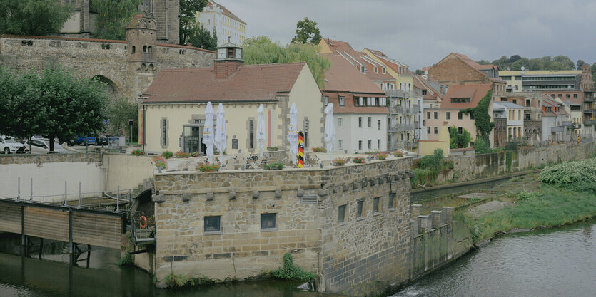 Stadtansicht mit Grenzpfahl