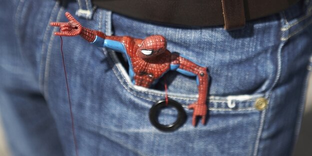 Eine Spiderman-Spielzeugfigur in der Hosentasche