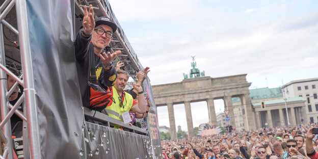 Dr. Motte zieht unter dem Motto «Rave the Planet» auf seinem Wagen am Brandenburger Tor vorbei. Rave the Planet, ein Nachfolger der Loveparade, versteht sich als Bewegung für Kulturfreiheit.