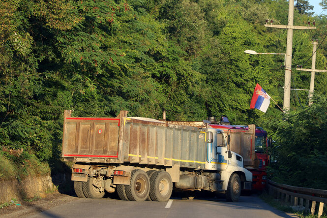 LKWs blockieren eine Straße.