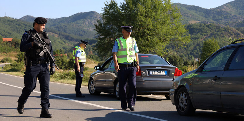 Polizisten bei einer Straßenkontrolle.