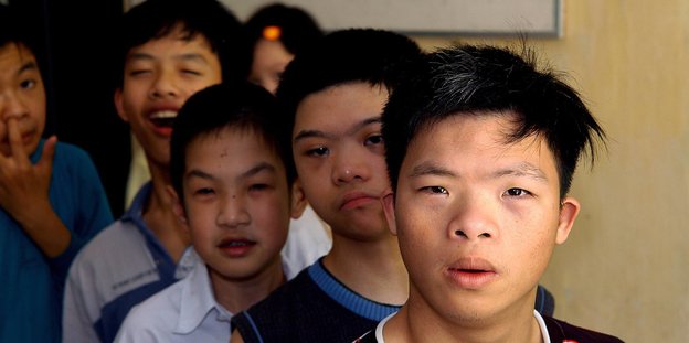 Fünf vietnamesische Jungs schauen direkt in die Kamera.