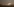 Eine Artillerierakete startet in einer Wüstenlandschaft