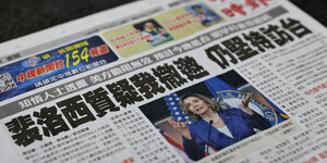 Zeitung mit chinesischen Buchstaben und einem Foto von Pelosi