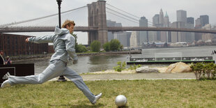 David Beckham schießt in New York auf eine Brücke