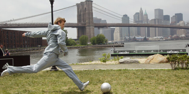 David Beckham schießt in New York auf eine Brücke