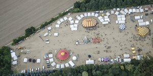 Luftaufnahme Zelte und Zirkuszelte