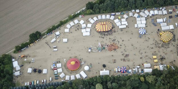Luftaufnahme Zelte und Zirkuszelte