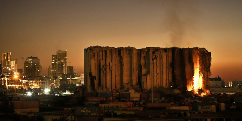 Brennender Getreidespeicher in Beirut