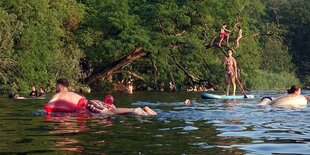 Menschen baden im Schlachtensee