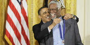 Ehrung im Weißen Haus: Bill Russell (r.) und Barack Obama haben im Jahr 2011 Spaß.
