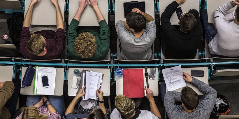 Studierende im Hörsaal von oben