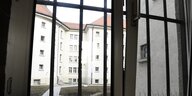 Blick durch ein Zellenfenster auf den Hof der Justizvollzugsanstalt Landsberg