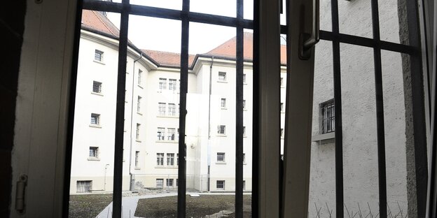 Blick durch ein Zellenfenster auf den Hof der Justizvollzugsanstalt Landsberg