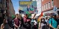 Junge und alte Menschen demonstrieren gemeinsam gegen die EU-Taxonomie zu Atom und Gas
