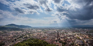 Freiburg von oben mit dunklen Wolken