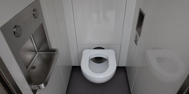 Das Innere einer öffentlichen Berliner Toilette.