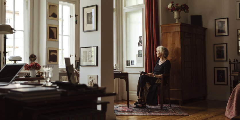 Sigrid Weigel sitzt in ihrem Wohnzimmer