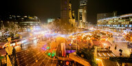 Das Bild zeigt den Weihnachtsmarkt am Breitscheidplatz in abendlicher Beleuchtung.