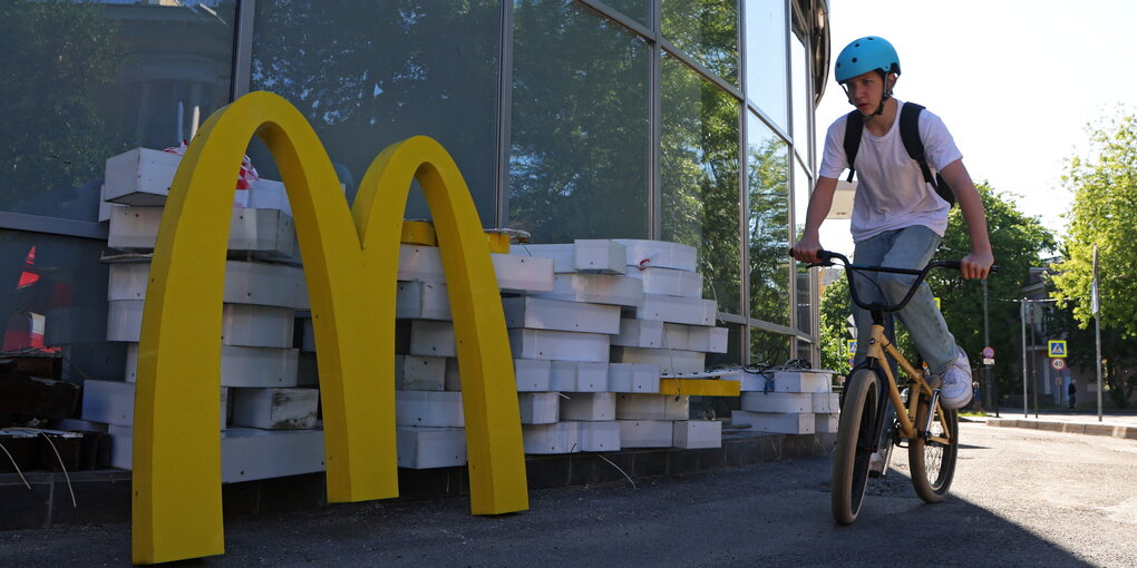 Das abgebaute Logo von McDonalds vor einem Restaurant.