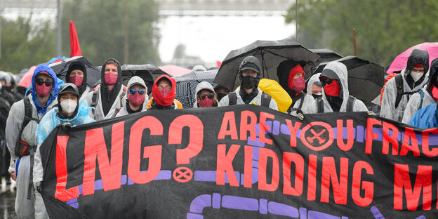 Demonstranten mit Banner gegen Fracking