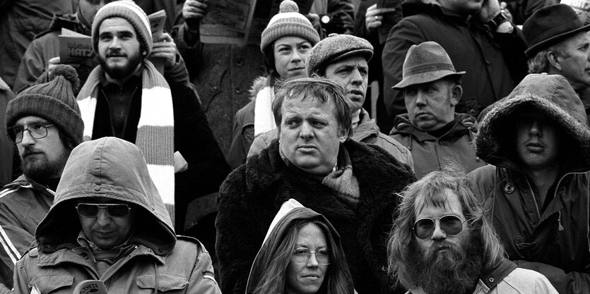 Fussballfans in einem Stadion Ende der 70er Jahre in Deutschland