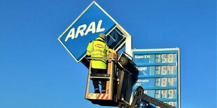 Ein Tankstellenschild von Aral.