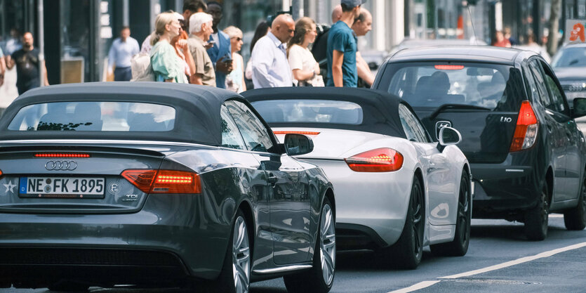 Autos stehen im Stau