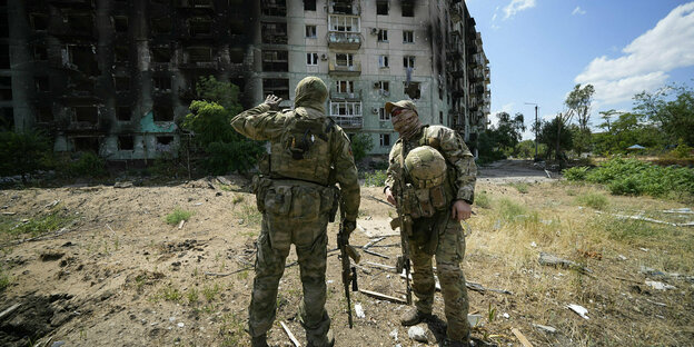 Soldaten vor einem Wohnhaus.