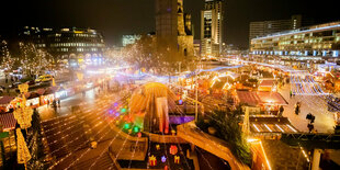 Das Foto zeit den Weihnachtsmarkt auf dem Breitscheidplatz im Dezember 2021.