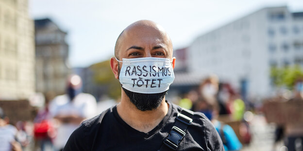Ferat Koçak bei einer Kundgebung gegen rassistische Gewalt