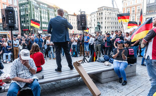 Rechte Demo mit Deutschlandfahnen