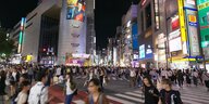 Eine bunt beleuchtete Straße abends in Tokio