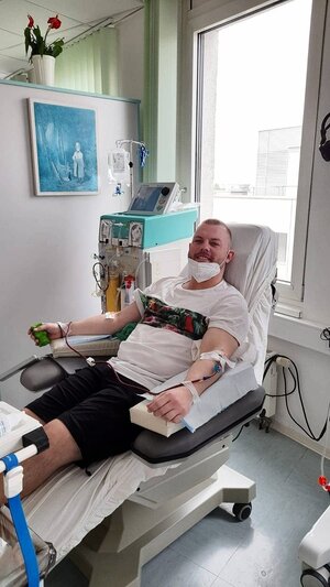 Jan Niklas Lehmann sitzt in einem Behandlungsessel mit Schläuchen im Arm