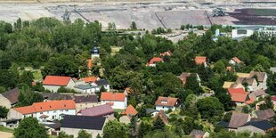 Pödelwitz von oben mit vielen Bäumen, im Hintergrund das Tagebaugebiet